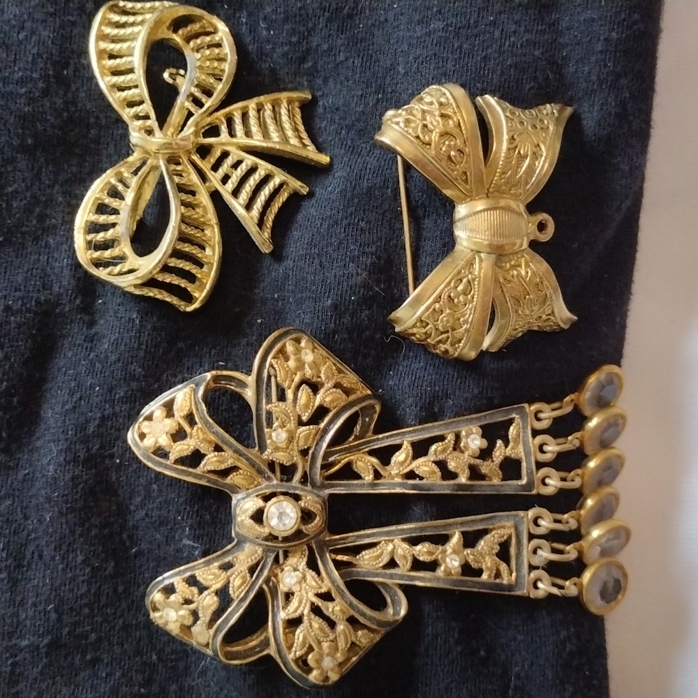 Bows- 3 gold tone